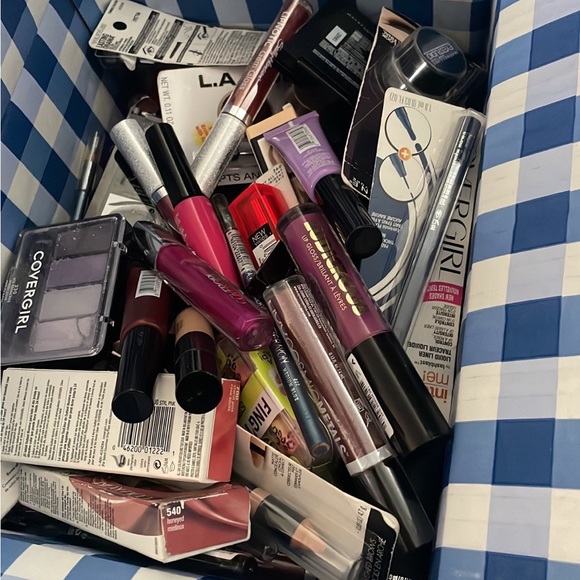 Bundle of makeup - Picture 6 of 6